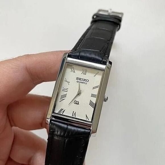 Vintage Style Seiko Quartz Mens Silver Watch & Black accents W/ Leather Strap - Picture 1 of 5